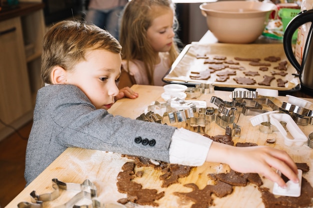 Hermano y hermana haciendo pan de jengibre