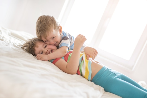 Hermano y hermana jugando entre ellos en casa