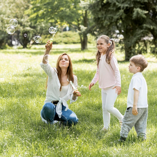 Hermano y hermana jugando con su madre