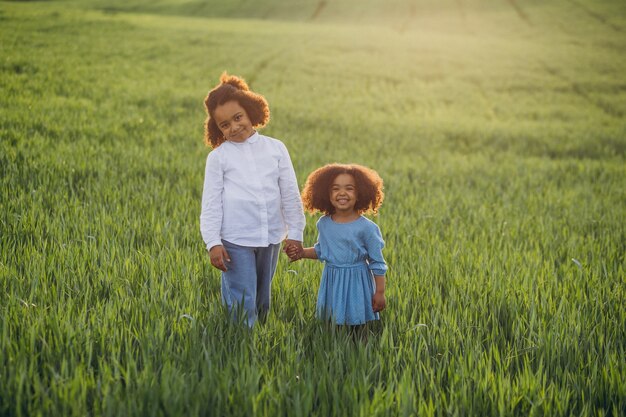 Hermano y hermana juntos en el campo al atardecer