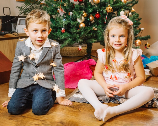 Hermano y hermana en noche de navidad