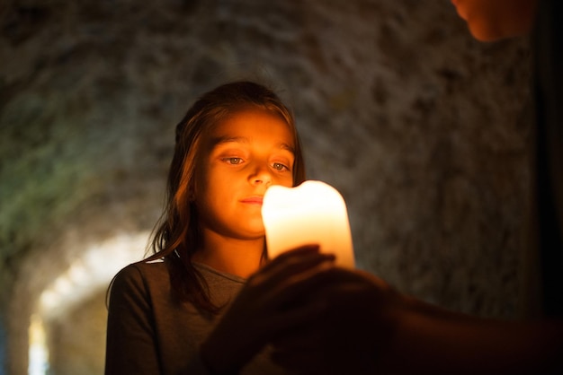 Niño Pequeño Con La Linterna Foto de archivo - Imagen de eléctrico, linterna:  21323884