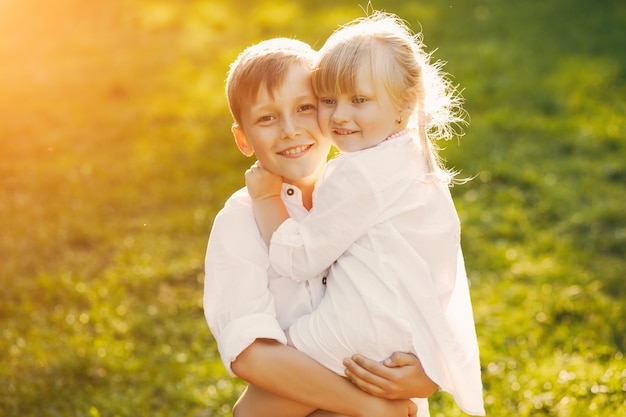 hermano con hermana