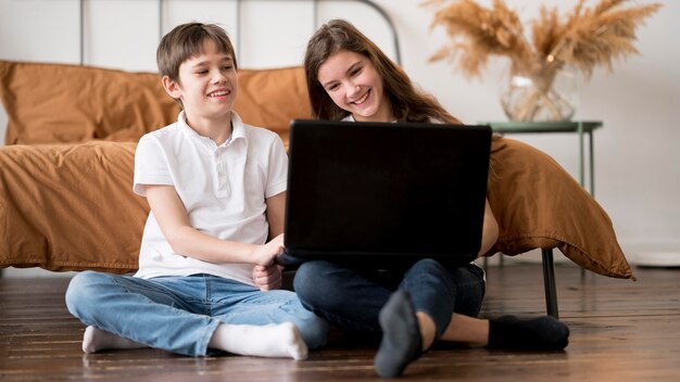 Hermano joven que usa la computadora portátil