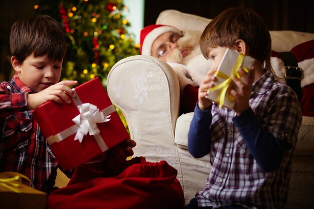 Hermanos abriendo regalos