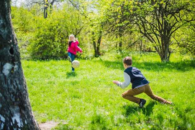 Foto gratuita hermanos activos jugando al fútbol