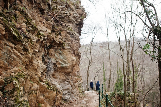 Hermanos caminando en el parque Znojmo en República Checa