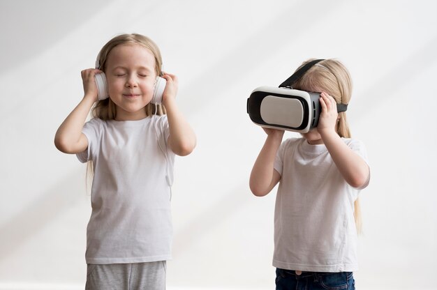Hermanos con casco de realidad virtual y auriculares