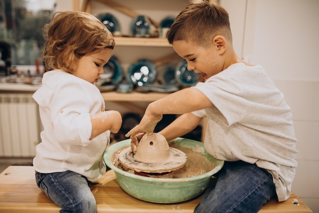 Foto gratuita hermanos en una clase de alfarería juntos