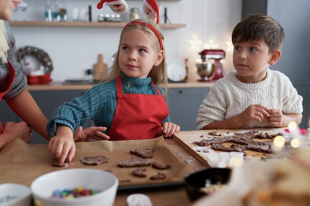 Hermanos en la cocina durante la Navidad