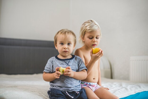 Hermanos comiendo una manzana