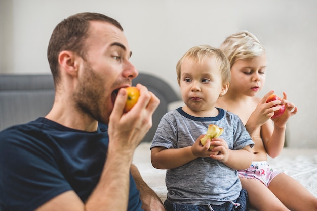 Hermanos comiendo una manzana