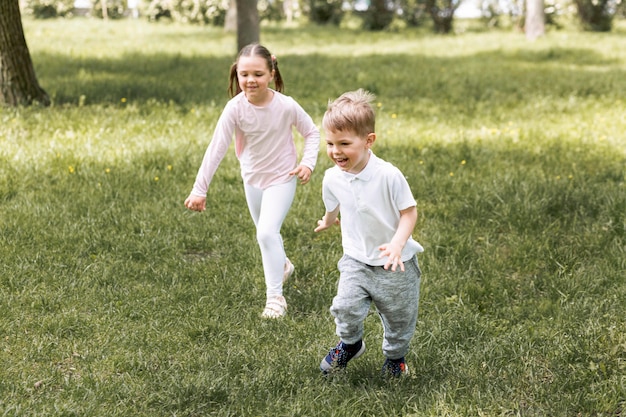 Hermanos corriendo en el parque