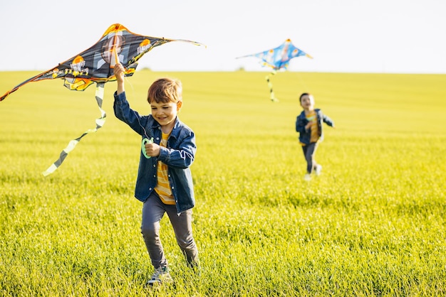 Hermanos divirtiéndose en el campo jugando con cometa