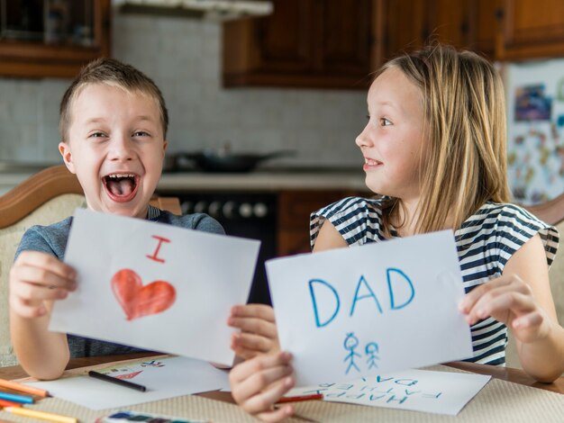 Hermanos felices dibujando para su padre