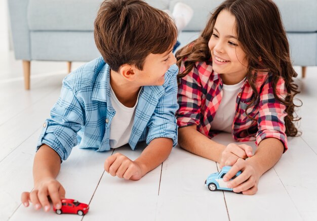 Hermanos jóvenes de alto ángulo jugando juntos