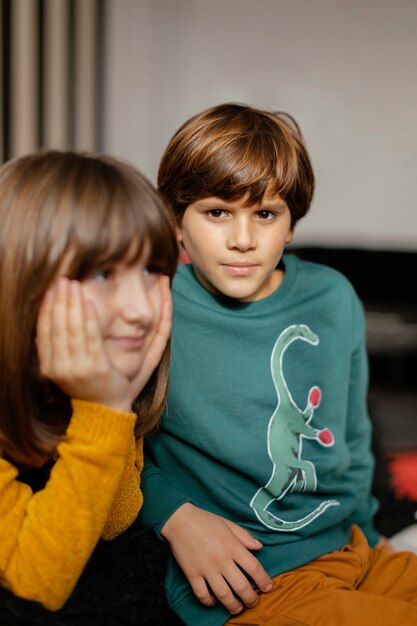 Hermanos jóvenes en casa