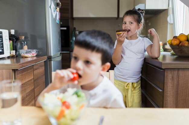 Hermanos jóvenes desayunando juntos