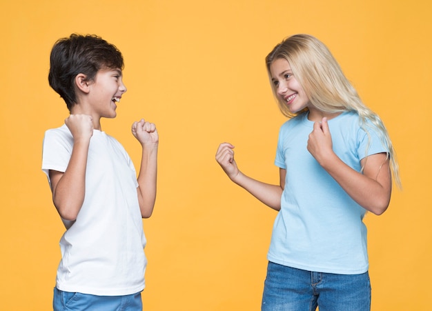 Foto gratuita hermanos jóvenes divirtiéndose juntos