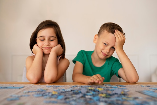 Hermanos jugando con juguetes de acertijo