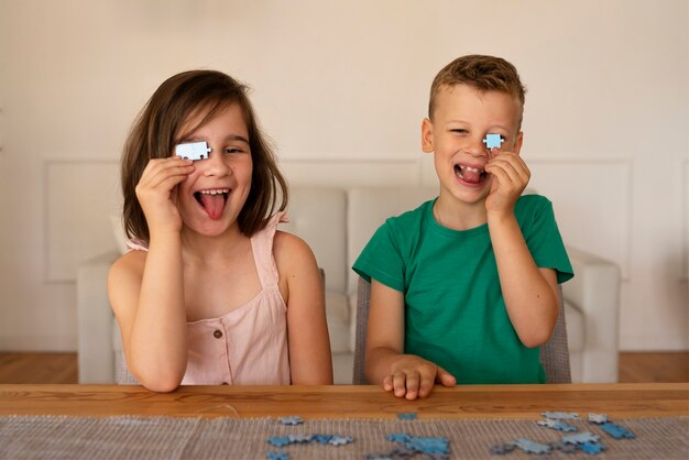 Hermanos jugando con juguetes de acertijo