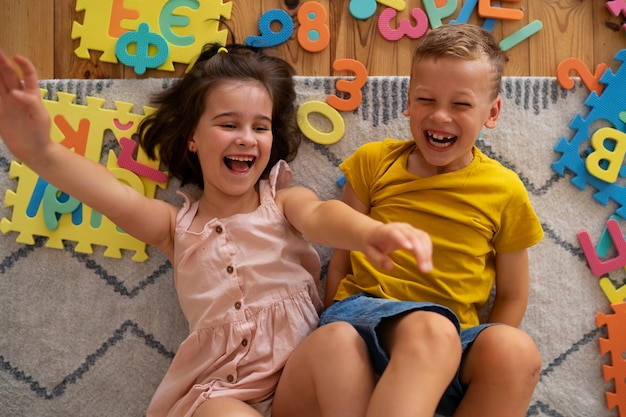 Hermanos jugando con juguetes de acertijo