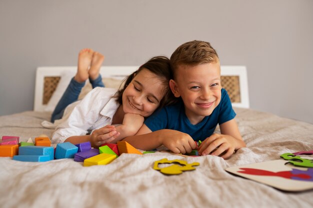 Hermanos jugando con juguetes de acertijo