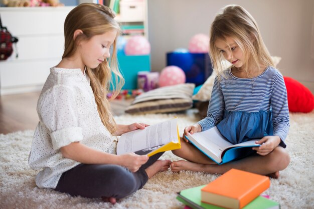 Hermanos leyendo su cuento de hadas favorito