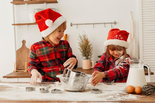 Hermanos lindos haciendo galletas