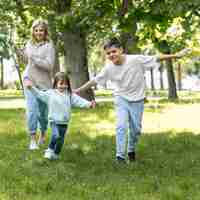 Foto gratuita hermanos y mamá corriendo juntos