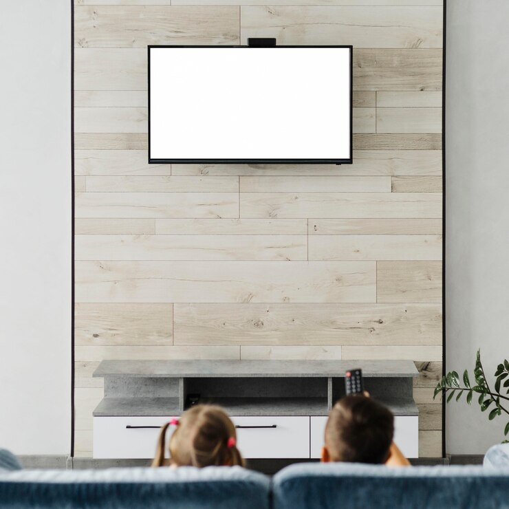 Foto gratuito hermanos mirando la televisión