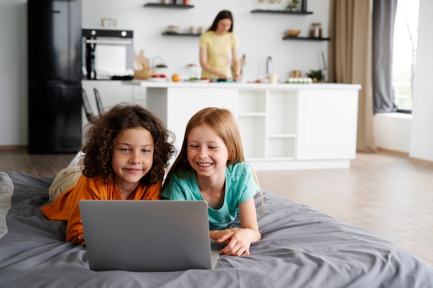 Foto gratuita hermanos pasando tiempo juntos en casa