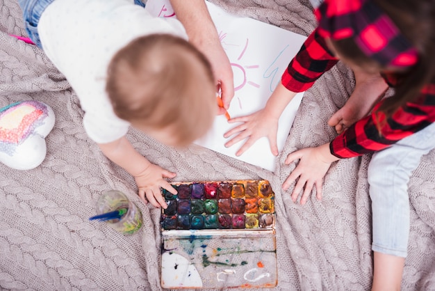 Hermanos pintando juntos