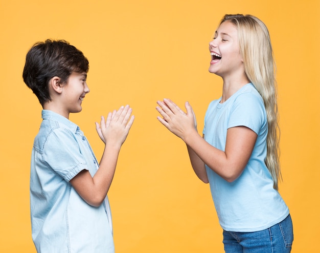 Foto gratuita hermanos sonrientes divirtiéndose juntos