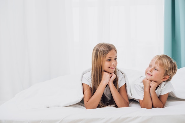 Hermanos sonrientes mirándose