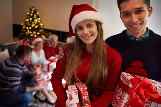 Los hermanos sosteniendo regalos de navidad.