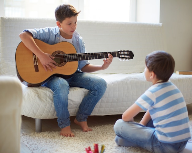 Hermanos tocando la guitarra