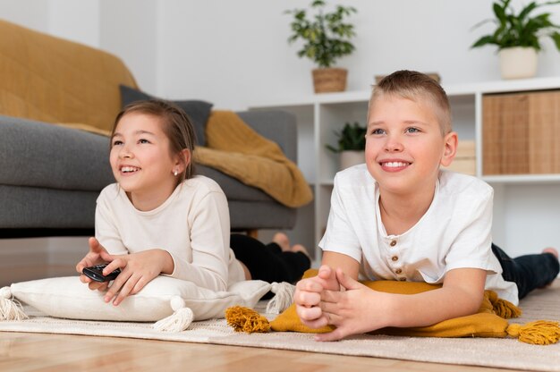 Hermanos viendo la televisión juntos