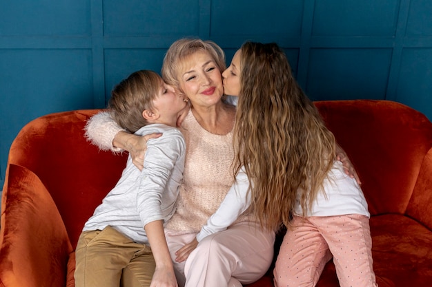 Foto gratuita los hermanos de la vista frontal pasan tiempo juntos con su abuela