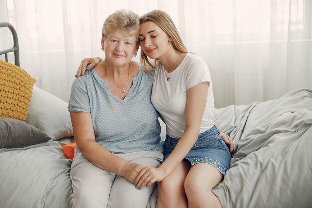 Hermosa abuela con su nieta