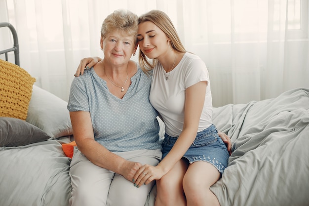 Hermosa abuela con su nieta