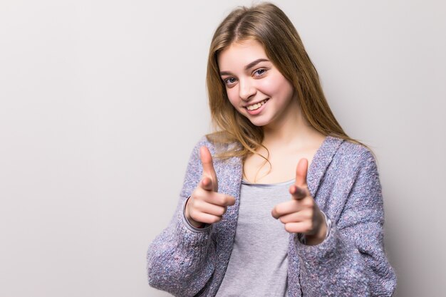 Hermosa adolescente apuntando al frente