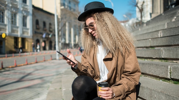 Hermosa adolescente navegando por teléfono móvil