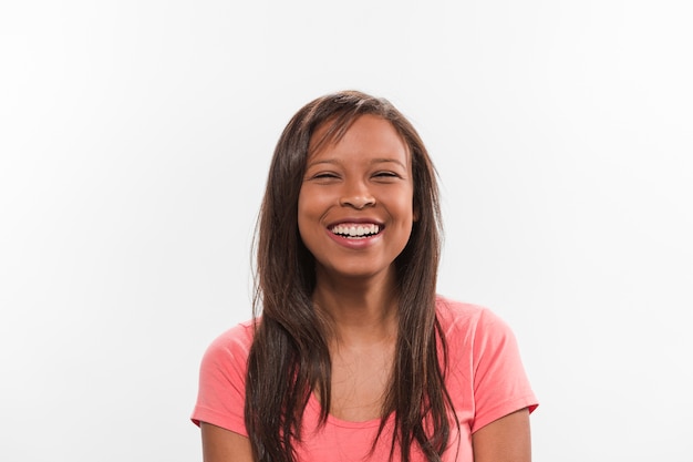 Hermosa adolescente sonriente sobre fondo blanco