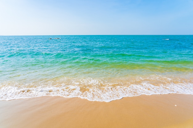 Hermosa al aire libre con playa tropical mar océano para vacaciones