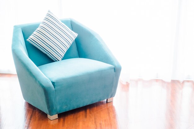 Hermosa almohada de lujo en la decoración del sofá en el interior de la sala de estar - Vintage Light Filter