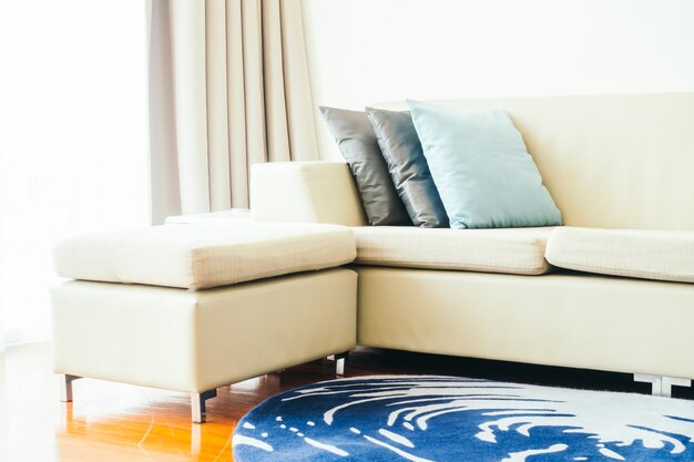 Hermosa almohada de lujo en la decoración del sofá en el interior de la sala de estar - Vintage Light Filter
