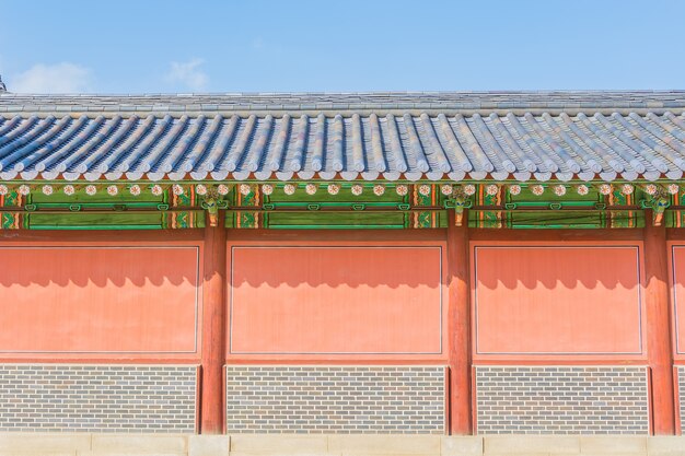 Hermosa y antigua arquitectura en el palacio de Changdeokgung en la ciudad de Seúl en Corea