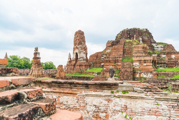 Hermosa arquitectura antigua histórica de Ayutthaya en Tailandia