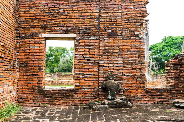 Hermosa arquitectura antigua histórica de Ayutthaya en Tailandia